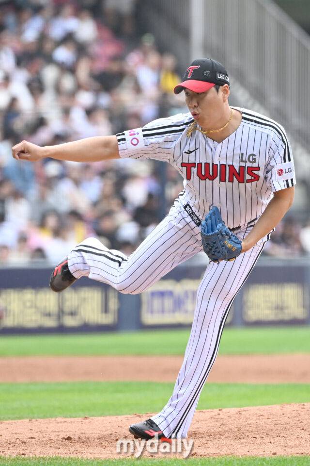 17일 서울 잠실야구장에서 열린 '2025 신한 SOL BANK KBO리그' KT 위즈와 LG 트윈스 더블헤더 1차전 경기. LG 배재준이 5회초 2사 1-3루 선발 손주영과 교체되 마운드에 올라 힘차게 투구하고 있다./마이데일리