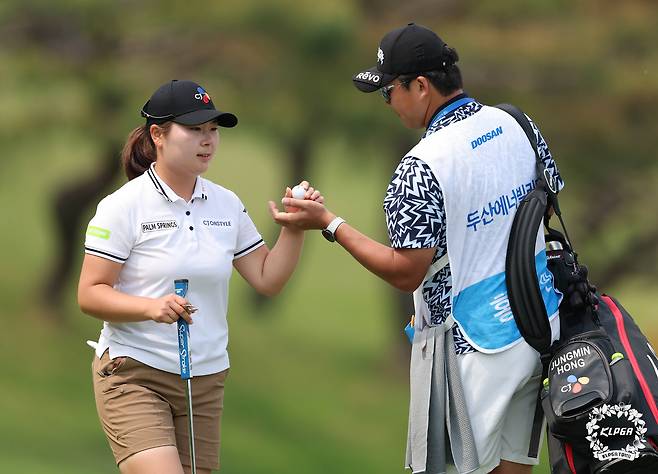 8강전 도중 2번 홀에서 버디를 잡고 기뻐하는 홍정민. [사진=KLPGA]