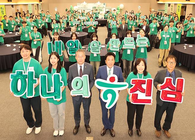 함영주(앞줄 오른쪽 세번째) 하나금융그룹 회장과 김민석(앞줄 오른쪽 네번째) 고용노동부 차관, 정승국(앞줄 맨 오른쪽) 한국사회적기업진흥원장이 사회혁신기업 대표, 인턴 참가자들과 함께 기념촬영을 하고 있다. [하나금융그룹 제공]