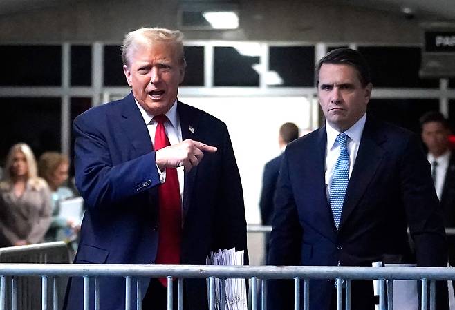 도널드 트럼프 미국 대통령과 토드 블렌치 법무차관(오른쪽) [AFP]