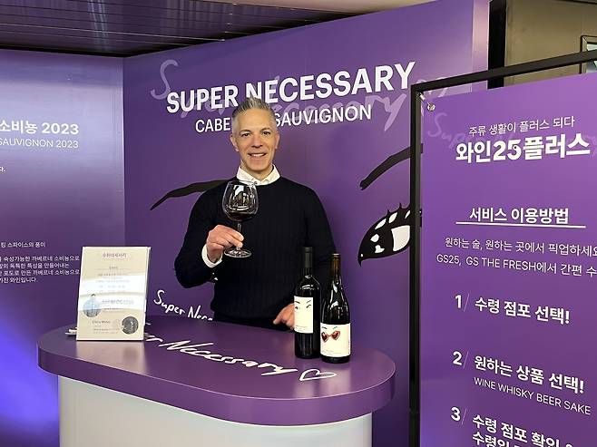 마스터 소믈리에 데니스 켈리가 16일 서울 성동구 성수동 ‘도어 투 성수’에서 헤럴드경제와 인터뷰하고 있다. [GS리테일 제공]