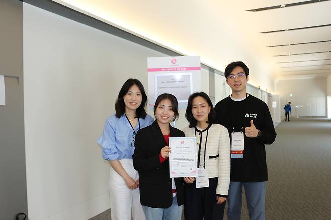 홍화정(왼쪽부터) KAIST 산업디자인학과 교수, 최다솜 박사과정, 박소현 네이버클라우드 AI랩 연구원, 김영호 네이버클라우드AI랩 박사.[KAIST 제공]