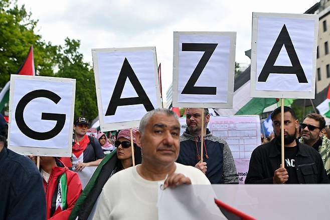 가자전쟁을 촉발한 팔레스타인 무장 정파 하마스의 2023년 10월 7일 테러는 사우디아라비아와 이스라엘의 수교를 막기 위한 목적이었다는 분석이 나왔다. 사진은 독일 함부르크에서 친팔레스타인 시위대가 공습을 이어가는 이스라엘에 항의하고 있는 모습 [로이터]