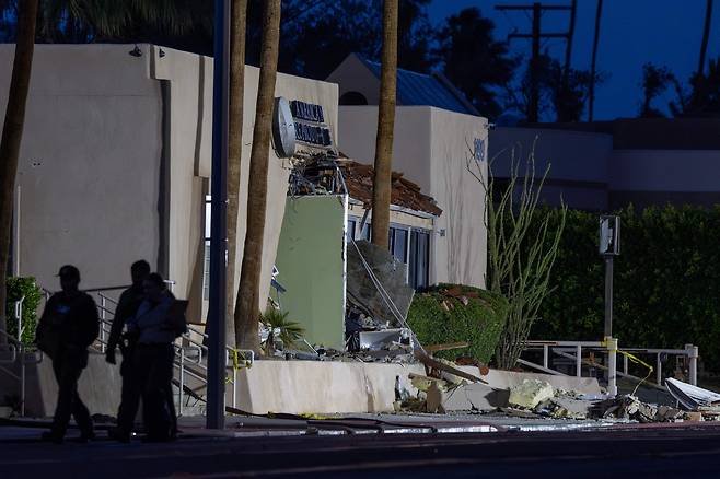 17일(현지시간) 오전 11시께 미국 캘리포니아 팜스프링의 한 난임 클리닉에서 테러로 추정되는 차량 폭발이 일어나 1명이 숨지고 4명이 다쳤다. [AFP]