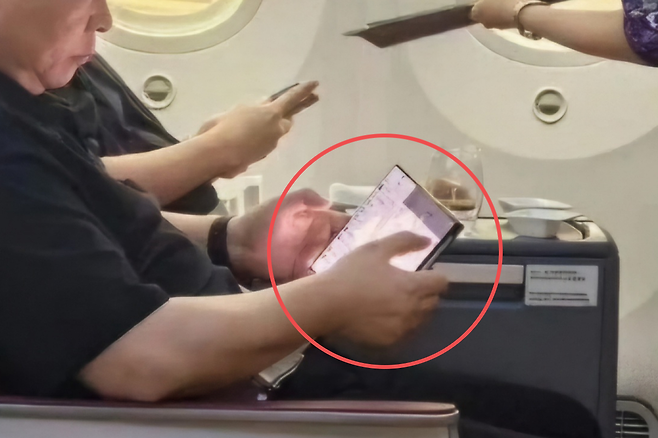 화웨이 소비자사업부문 리차드 위(위청둥) 최고경영자(CEO)가 트리폴드폰을 사용하는 모습이 포착됐다  [출처 기즈모차이나]