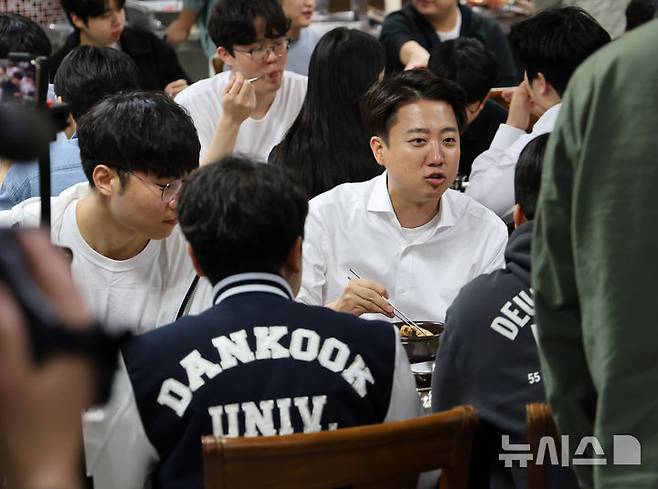 [천안=뉴시스] 박우경 기자=16일 이준석 개혁신당 대통령 후보가 단국대 천안캠퍼스 학생 식당에서 학생들과 학식을 먹으며 대화하고 있다.2025.5.16. spacedust1@newsis.com