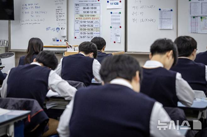 [서울=뉴시스] 사진공동취재단 = 중학교에서의 학업성취도로 고등학교 교과 성적(내신)을 예측하는 것이 불가능하고 내신 5등급제 도입으로 내신 경쟁이 더 치열해질 것이라는 분석이 나오고 있다. 사진은 2025년 3월 전국연합 학력평가가 실시된 26일 오전 서울 금천구 금천고등학교 학생들의 모습. 2025.03.26. photo@newsis.com