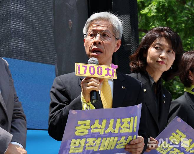 [서울=뉴시스] 배훈식 기자 = 권영국 민주노동당 대통령 선거 후보가 지난 14일 오후 서울 종로구 주한 일본대사관 인근에서 열린 제1700차 일본군 성노예제 문제 해결을 위한 정기 수요시위에서 발언하고 있다. 2025.05.14. dahora83@newsis.com
