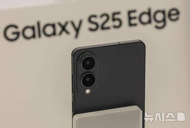 [서울=뉴시스] 정병혁 기자 = 13일 서울 서초구 삼성 강남에서 열린 삼성 갤럭시 S25 엣지 미디어 브리핑에서  삼성 갤럭시 S25 엣지가 공개되어 있다. 2025.05.13. jhope@newsis.com