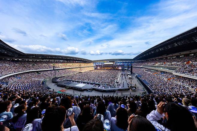 [서울=뉴시스] 세븐틴 닛산 스타디움 콘서트. (사진 = 하이브 재팬·플레디스 엔터테인먼트 제공) 2024.05.26. photo@newsis.com *재판매 및 DB 금지