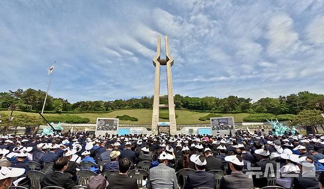 [광주=뉴시스] 이영주 기자 = 5·18민주화운동 45주기를 맞은 18일 오전 광주 북구 운정동 국립5·18민주묘지에서 5·18 45주년 정부기념식이 열리고 있다. 2025.05.18. leeyj2578@newsis.com