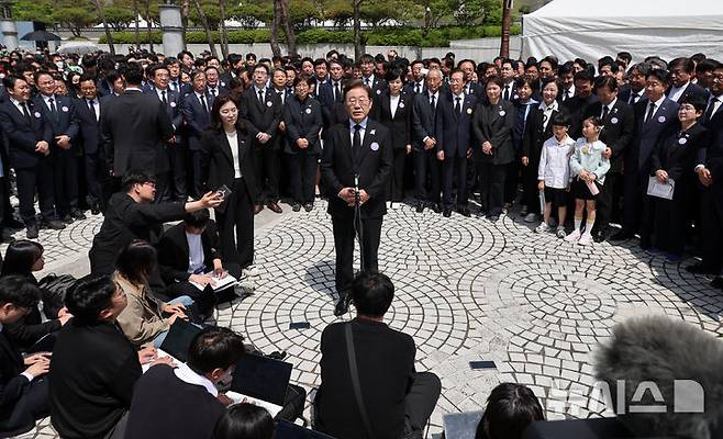 [광주=뉴시스] 조성우 기자 = 이재명 더불어민주당 대선후보가 18일 광주 북구 운정동 국립5·18민주묘지에서 열린 제45주년 5·18민주화운동 기념식에 참석한 후 백브리핑을 하고 있다. 2025.05.18. xconfind@newsis.com