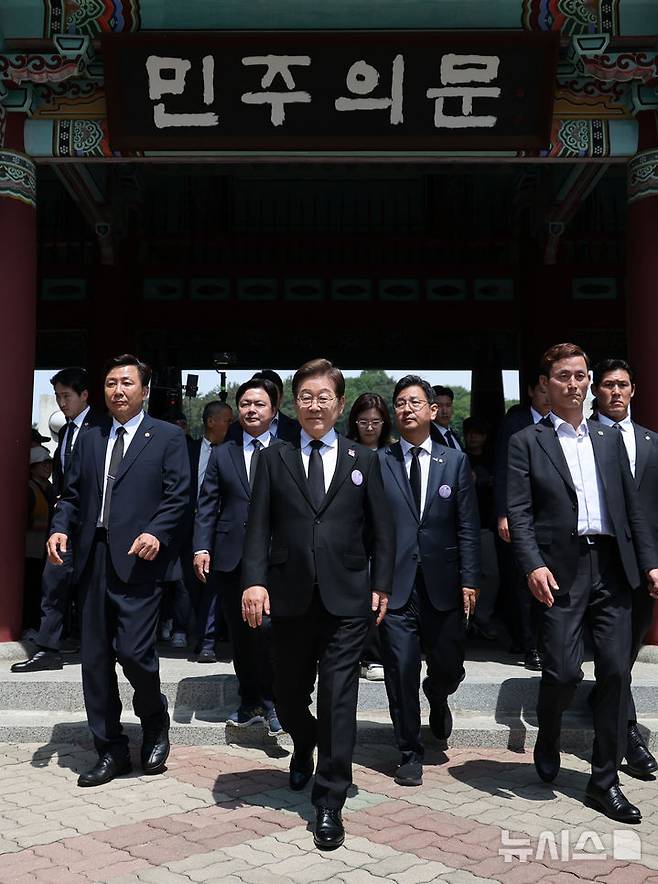 [광주=뉴시스] 조성우 기자 = 이재명 더불어민주당 대선후보가 18일 광주 북구 운정동 국립5·18민주묘지에서 열린 제45주년 5·18민주화운동 기념식에 참석한 후 이동하고 있다. 2025.05.18. xconfind@newsis.com