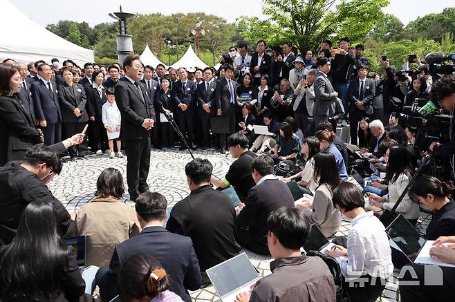 [광주=뉴시스] 조성우 기자 = 이재명 더불어민주당 대선후보가 18일 광주 북구 운정동 국립5·18민주묘지에서 열린 제45주년 5·18민주화운동 기념식에 참석한 후 백브리핑을 하고 있다. 2025.05.18. xconfind@newsis.com