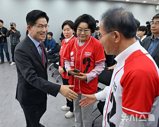 [서울=뉴시스] 권창회 기자 = 김문수 국민의힘 대선 후보가 18일 오전 서울 여의도 국민의힘 당사에서 열린 경제 공약발표 기자회견을 마치고 윤재옥 총괄선거대책본부장과 악수하고 있다. (공동취재) 2025.05.18. photo@newsis.com