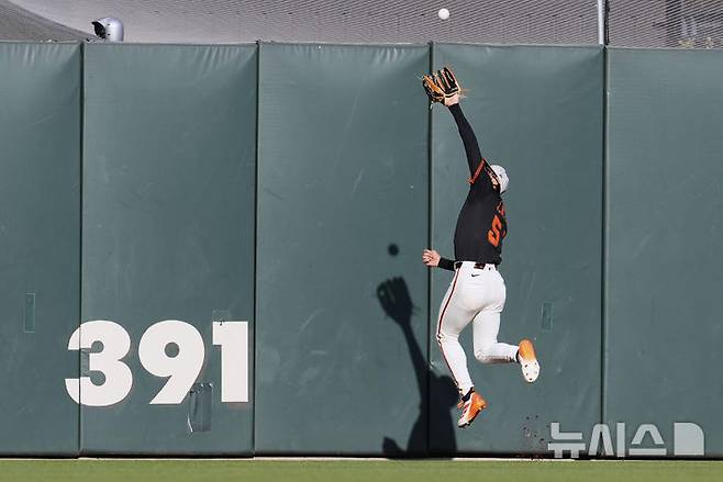 [샌프란시스코=AP/뉴시스] 샌프란시스코 자이언츠의 이정후가 17일(현지 시간) 미 캘리포니아주 샌프란시스코의 오라클 파크에서 열린 2025 메이저리그 애슬레틱스와의 경기 1회초 상대 브렌트 루커의 뜬공을 잡고 있다. 2025.05.18.