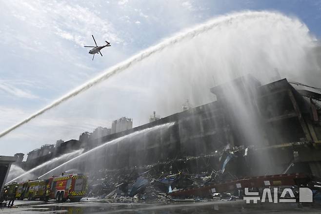 [광주=뉴시스] 박기웅 기자 = 18일 오전 광주 광산구 소촌동 금호타이어 광주공장 화재 현장에서 소방 당국이 이틀째 진화 작업을 벌이고 있다. 당국은 이날 일몰 전까지 95% 상당 진화가 이뤄질 것으로 내다보고 있다. 2025.05.18. pboxer@newsis.com