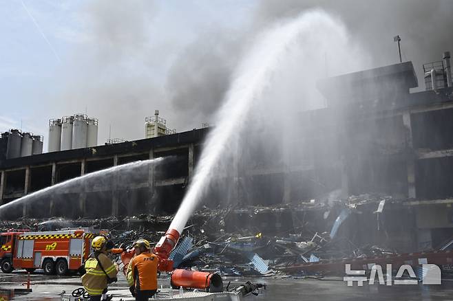 [광주=뉴시스] 박기웅 기자 = 18일 오전 광주 광산구 소촌동 금호타이어 광주공장 화재 현장에서 소방 당국이 이틀째 진화 작업을 벌이고 있다. 당국은 이날 일몰 전까지 95% 상당 진화가 이뤄질 것으로 내다보고 있다. 2025.05.18. pboxer@newsis.com