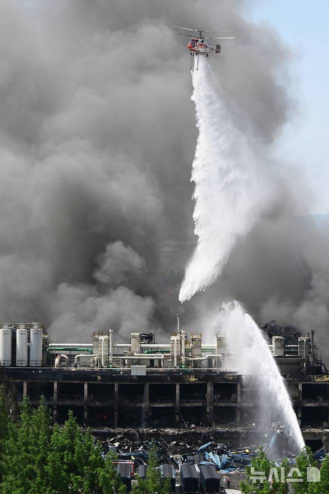 [광주=뉴시스] 박기웅 기자 = 18일 오전 광주 광산구 소촌동 금호타이어 광주공장 화재 현장에서 소방 당국이 이틀째 진화 작업을 벌이고 있다. 당국은 이날 일몰 전까지 95% 상당 진화가 이뤄질 것으로 내다보고 있다. 2025.05.18. pboxer@newsis.com