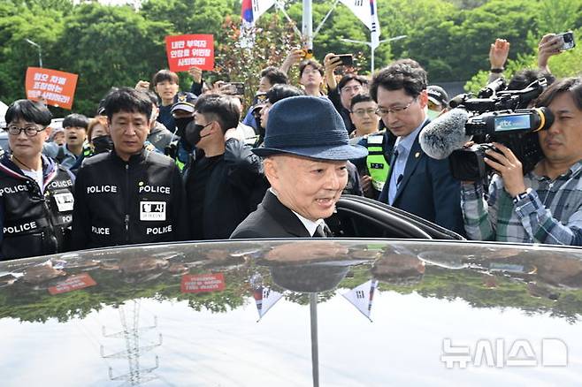 [광주=뉴시스] 이영주 기자 = 안창호 인권위원장이 18일 광주 북구 운정동 국립 5·18민주묘지 민주의 문까지 입장했다가 발걸음을 돌리고 있다. 2025.05.18.  leeyj2578@newsis.com