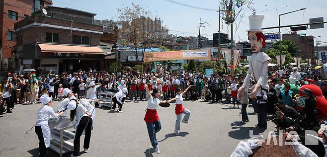 [서울=뉴시스] 김금보 기자 = 18일 서울 성북구 성북동 주민센터 건너편 성북로 일대에서 열린 '제 17회 성북세계음식축제 누리마실'에서 서커스 퍼포먼스 퍼레이드 공연이 펼쳐지고 있다. 2025.05.18. kgb@newsis.com