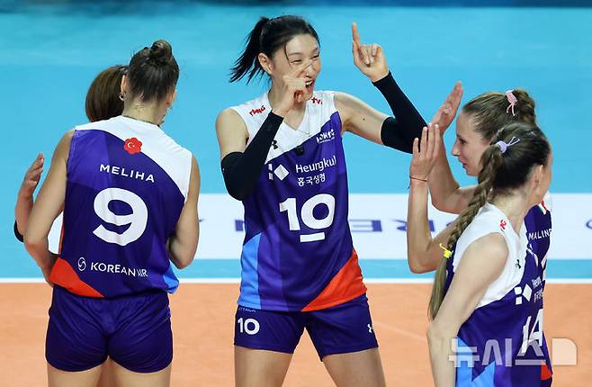 [인천=뉴시스] 이영환 기자 = 18일 오후 인천 부평구 삼산월드체육관에서 열린 KYK 인비테이셔널 2025 여자배구 세계 올스타전 팀 스타와 팀 월드의 경기 2세트, 팀 스타 감독 겸 선수 김연경이 동료들과 기뻐하고 있다. 2025.05.18. 20hwan@newsis.com