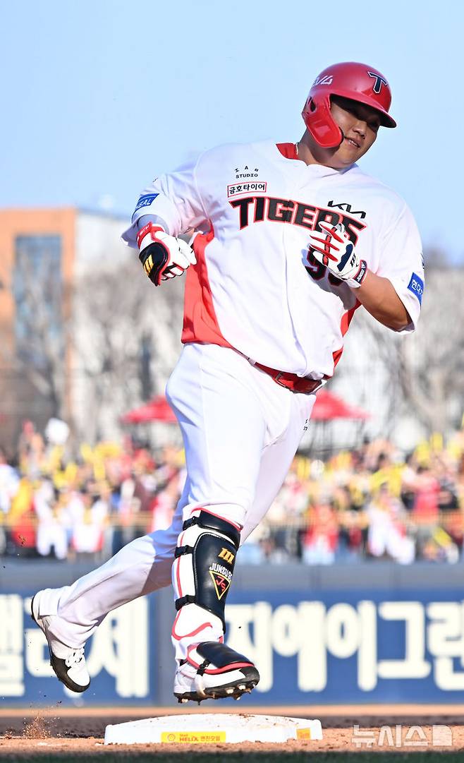 [광주=뉴시스] 이영주 기자 = 22일 오후 광주 북구 광주-기아챔피언스필드에서 열린 2025 신한 쏠뱅크 KBO 리그 개막전 NC다이노스 대 KIA타이거즈의 경기, 8회 말 1사 2·3루 주자 상황 KIA 한준수가 솔로 홈런을 날리고 3루를 밟고 있다. 2025.03.22. leeyj2578@newsis.com