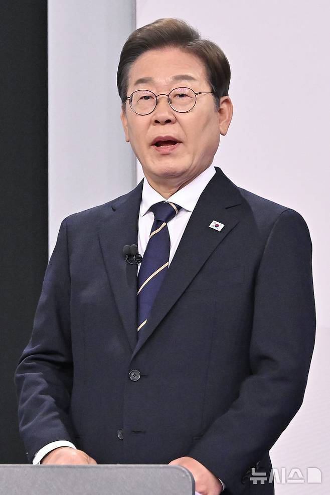 [서울=뉴시스] 국회사진기자단 = 이재명 더불어민주당 대선 후보가 18일 서울 마포구 SBS프리즘타워에서 열린 중앙선거방송토론위원회 주관 제21대 대통령선거 후보자 토론회 시작에 앞서 준비하고 있다. 2025.05.18. photo@newsis.com