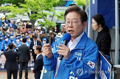 이재명 후보, 군산서 지지 호소 (군산=연합뉴스) 황광모 기자 = 더불어민주당 이재명 대선 후보가 16일 전북 군산시 구시청광장에서 열린 유세에서 지지를 호소하는 연설을 하고 있다. 2025.5.16 [공동취재] hkmpooh@yna.co.kr