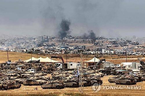 가자지구와 국경을 맞댄 이스라엘 남부에 주둔한 이스라엘군 탱크 부대 [AFP=연합뉴스 자료사진. 재판매 및 DB금지]