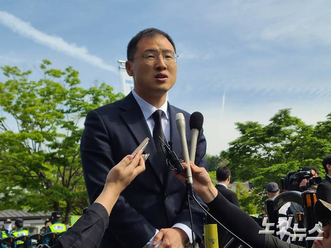 18일 광주 5.18 민주묘지 앞에서 더불어민주당 입당 기자회견을 하는 김상욱 의원. 광주=김형준 기자