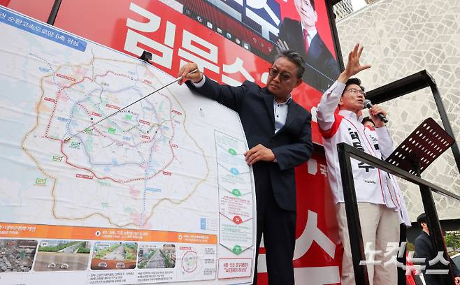 김문수 국민의힘 대선 후보가 지난 16일 경기 화성시 동탄역 앞에서 광역급행철도(GTX) 전국화 공약을 발표하는 모습. 윤창원 기자