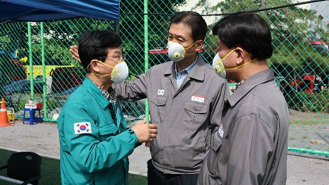 박병규 광산구청장(왼쪽)이 18일 오전 금호타이어 광주공장 화재 현장에서 정일택 금호타이어 대표이사(중앙)와 이야기를 나누고 있다. 광주 광산구청 제공