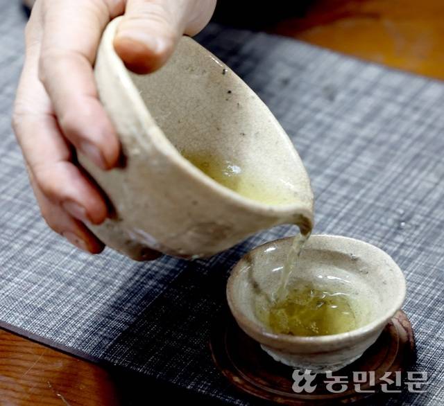 곡우 전에 딴 여린 잎으로 우린 우전. 보성=김도웅 프리랜서 기자