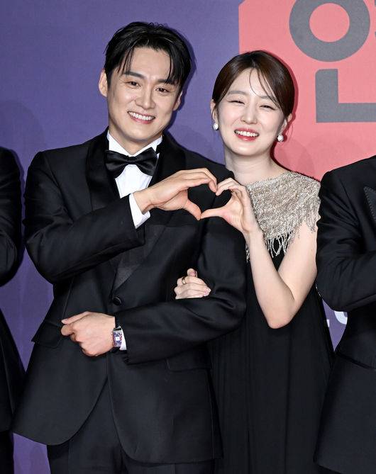 [OSEN=조은정 기자]2023 SBS&nbsp;연예대상 포토월 행사가 30일 서울 마포구 상암 SBS 프리즘타워에서 열렸다.오상진, 김소영 부부가 레드카펫을 밟으며 포즈를 취하고 있다. 2023.12.30/cej@osen.co.kr