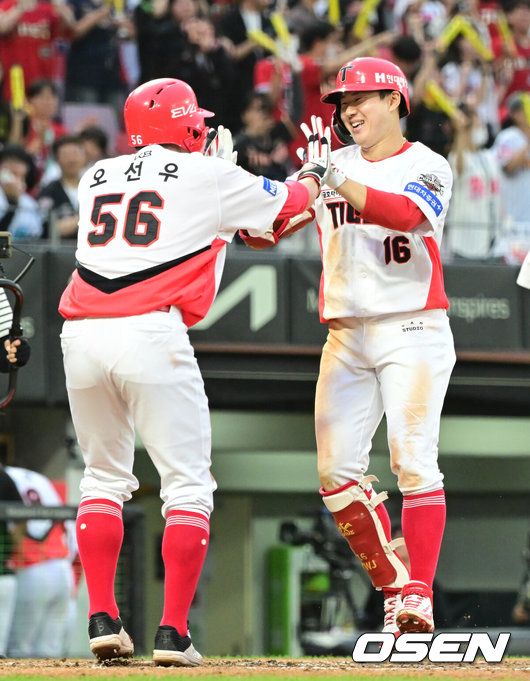 [OSEN=광주, 김성락 기자] 17일 오후 광주 북구 기아챔피언스필드에서 ‘2025 신한 SOL Bank KBO리그’ KIA 타이거즈와 두산 베어스의 더블헤더 2차전 경기가 열렸다.더블헤더 2차전 홈팀 KIA는 양현종, 원정팀 두산은 홍민규를 선발로 내세웠다.3회말 무사 1루 KIA 최원준이 다시 앞서가는 2점 홈런을 날린 뒤 홈에서 주자 오선우와 기쁨을 나누고 있다. 2025.05.17 / ksl0919@osen.co.kr