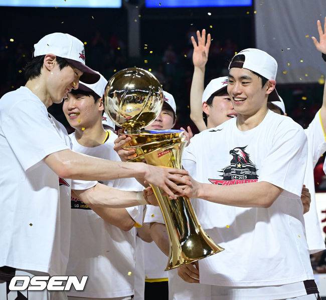[OSEN=잠실학생체, 최규한 기자] 창원 LG가 창단 첫 우승의 영광을 쏘아 올렸다.&nbsp;창원 LG는 17일 서울잠실학생체육관에서 열린 2024-2025 KCC 프로농구 챔피언결정전 7차전서 서울 SK에 62-58로 승리했다.&nbsp;이날 승리로 LG는 지난 1997-1998 KBL 참가 후 창단 처음으로 챔피언결정전 정상에 올랐다.&nbsp;챔피언 결정전 우승을 거머쥔 LG 유기상과 정인덕과 기뻐하고 있다. 2025.05.17 / dreamer@osen.co.kr