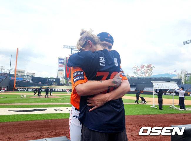 [OSEN=대전, 이상학 기자] 한화 코디 폰세(왼쪽)가 17일 대전 SSG전 더블헤더 1차전에서 18탈삼진 신기록을 세운 뒤 아내 엠마와 포옹을 하고 있다. 2025.05.17 /waw@osen.co.kr