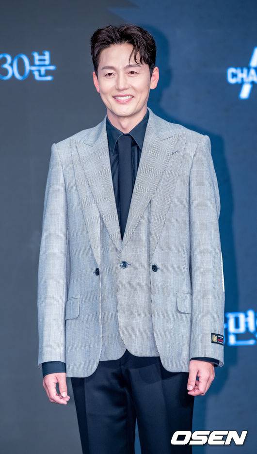 [OSEN=민경훈 기자] 24일 오후 서울 구로구 디큐브시티 더세인트에서 채널A 새 월화드라마 ‘가면의 여왕’ 제작발표회가 열렸다.배우 이정진이 무대 위에서 포즈를 취하고 있다. 2023.04.24 / rumi@osen.co.kr