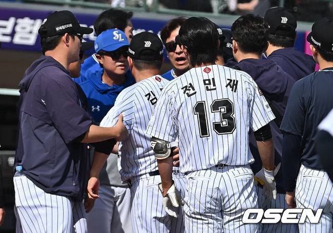 [OSEN=부산, 이석우 기자] 18일 부산 사직야구장에서 2025 신한 SOL 뱅크 KBO 리그 롯데 자이언츠와 삼성 라이온즈의 경기가 열렸다. 홈팀 롯데는 데이비슨, 방문팀 삼성은 이승현이 선발 출전했다.롯데 자이언츠 김태형 감독과 선수들이 5회말 2사 윤동희의 머리로 향한 삼성 라이온즈 양창섭의 투구에 벤치 클리어링을 하고 있다. 2025.05.18 / foto0307@osen.co.kr
