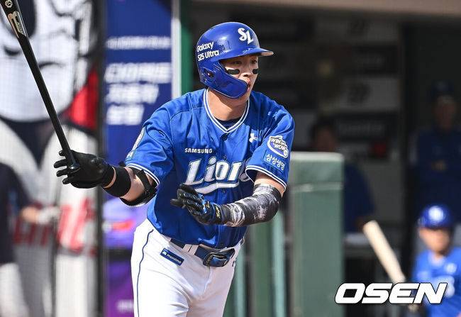 [OSEN=부산, 이석우 기자] 18일 부산 사직야구장에서 2025 신한 SOL 뱅크 KBO 리그 롯데 자이언츠와 삼성 라이온즈의 경기가 열렸다. 홈팀 롯데는 데이비슨, 방문팀 삼성은 이승현이 선발 출전했다.삼성 라이온즈 구자욱이 7회초 1사 2루 우익수 오른쪽 1타점 2루타를 치고 있다. 2025.05.18 / foto0307@osen.co.kr