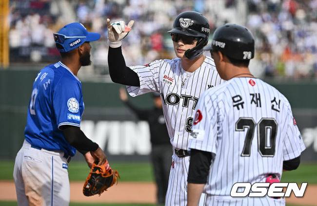 [OSEN=부산, 이석우 기자] 18일 부산 사직야구장에서 2025 신한 SOL 뱅크 KBO 리그 롯데 자이언츠와 삼성 라이온즈의 경기가 열렸다. 홈팀 롯데는 데이비슨, 방문팀 삼성은 이승현이 선발 출전했다.롯데 자이언츠 윤동희가 8회말 1사 3루 좌익수 앞 1타점 안타를 치고 세리머니를 하고 있다. 2025.05.18 / foto0307@osen.co.kr