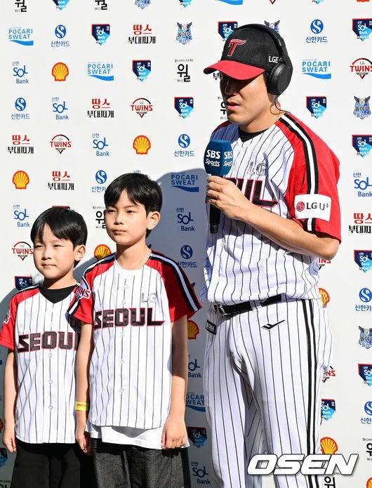 [OSEN=잠실, 민경훈 기자] 18일 오후 서울 잠실야구장에서 2025 신한 SOL Bank KBO리그 LG 트윈스와 KT 위즈의 경기가 열렸다.이 경기에서 LG는 KT에 5-1로 승리했다. LG는 리그에서 가장 먼저 30승(16패) 고지에 올랐다. 10승, 20승, 30승 모두 가장 빨랐다.&nbsp;LG 박동원과 문보경이 나란히 투런 홈런을 터뜨렸고, 김현수는 3타수 2안타 1타점 2득점을 기록했다.&nbsp;LG 선발 치리노스는 6이닝 동안 97구를 던지며 5피안타 무사사구 4탈삼진 1실점으로 호투했다.&nbsp;경기를 마치고 LG 김진성이 이날 시구 시타를 했던 자녀 김민찬-김리호 군과 함께 인터뷰를 하고 있다.. 2025.05.18 /rumi@osen.co.kr