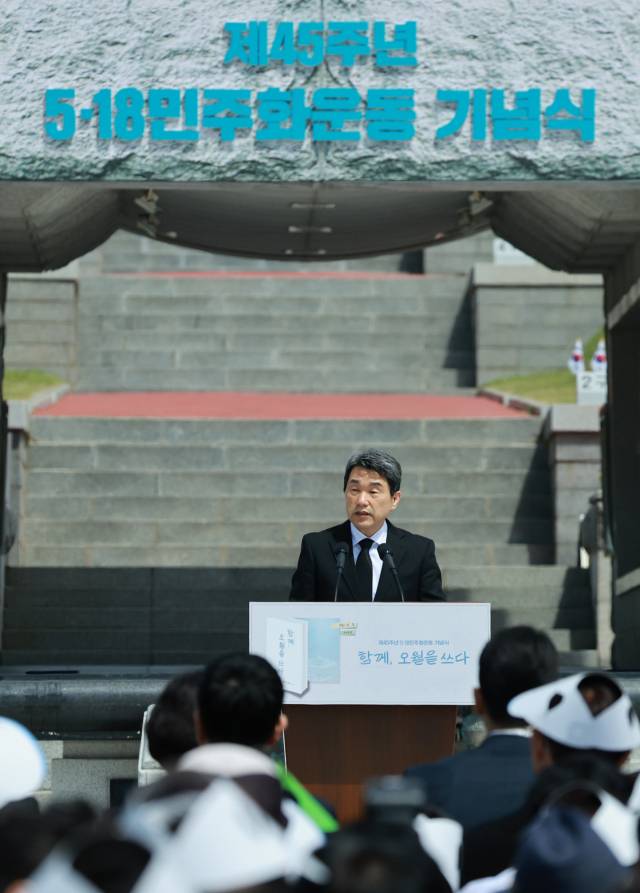 ▲이주호 대통령 권한대행 부총리 겸 교육부 장관이 18일 광주광역시 북구 국립 5·18민주묘지에서 열린 5·18민주화운동 45주년 기념식에서 기념사를 하고 있다. 2025.5.18ⓒ연합뉴스