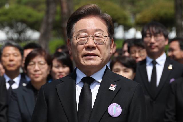 ▲더불어민주당 이재명 대선후보가 18일 광주광역시 북구 국립 5·18민주묘지에서 열린 5·18민주화운동 45주년 기념식에 참석한 뒤 취재진과 만나 이날 발표한 개헌 관련 입장에 대한 질문에 답하고 있다. ⓒ연합뉴스
