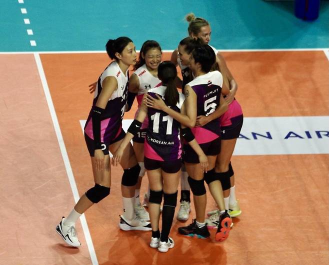 2024-2025시즌을 끝으로 은퇴한 '배구 여제' 김연경이 여자배구 세계올스타 선수들과 함께 손발을 맞춰 시원한 스파이크 쇼를 펼쳤다. 김연경은 17일 인천 삼산월드체육관에서 열린 KYK 인비테이셔널 2025 첫날 한국 여자대표팀과 이벤트 경기에서 세계올스타팀의 아웃사이드 히터로 나서 녹슬지 않은 기량을 뽐내며 80-59 승리를 이끌었다. 파이팅 외치는 김연경. 연합뉴스