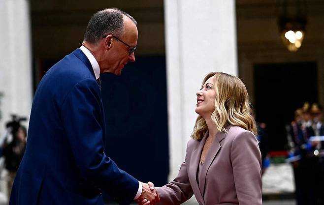 17일(현지시간) 취임 후 처음 로마를 방문한 프리드리히 메르츠 독일 총리(왼쪽)가 마중을 나온 조르자 멜로니 이탈리아 총리와 반갑게 악수를 나누고 있다. 메르츠는 키가 198㎝, 멜로니는 157㎝로 두 사람은 40㎝ 이상 차이가 난다. AFP연합뉴스