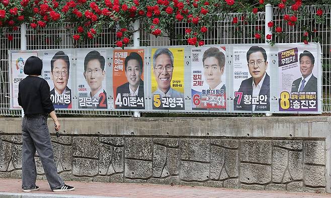 한 유권자가 제21대 대통령 선거 벽보를 살펴보고 있다. 연합뉴스