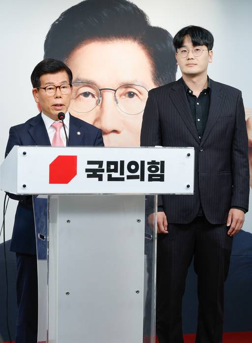 국민의힘 장영하 중앙선대위 진실대응전략단장(왼쪽)과 유재호 전 성남시의원이 18일 서울 여의도 당사에서 더불어민주당 이재명 대선 후보의 성남시장 시절 특혜 의혹을 제기하는 기자회견을 하고 있다. 뉴스1