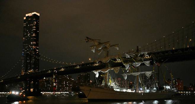 멕시코 해군의 훈련용 범선이 17일(현지시간) 뉴욕의 상징적인 다리인 브루클린 브리지에 충돌하면서 세 개의 돛대가 모두 부러졌다. 뉴욕=AFP연합뉴스